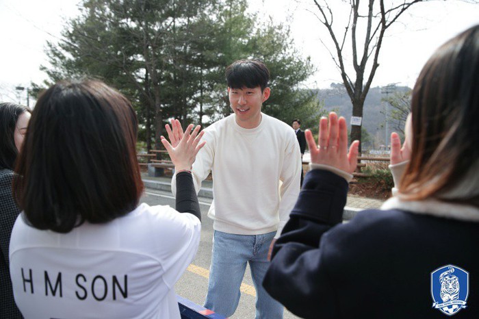 Ngôi sao Son Heung-min tươi rói trong ngày về Hàn Quốc, cười tít mắt khi được vây quanh bởi các fan nữ - Ảnh 4.
