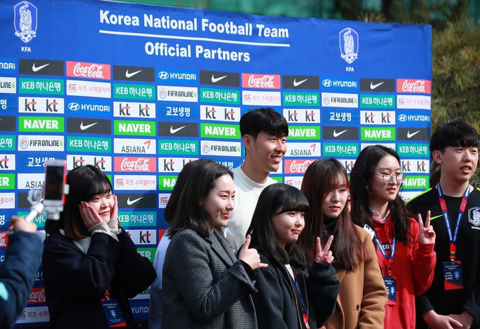 Ngôi sao Son Heung-min tươi rói trong ngày về Hàn Quốc, cười tít mắt khi được vây quanh bởi các fan nữ - Ảnh 5.
