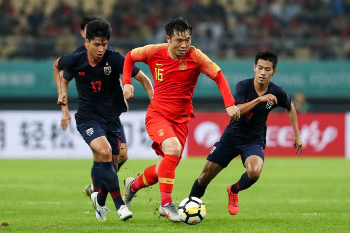 Messi Chanathip tỏa sáng, tuyển Thái Lan khiến Trung Quốc ôm hận ngay trên sân nhà - Ảnh 2.
