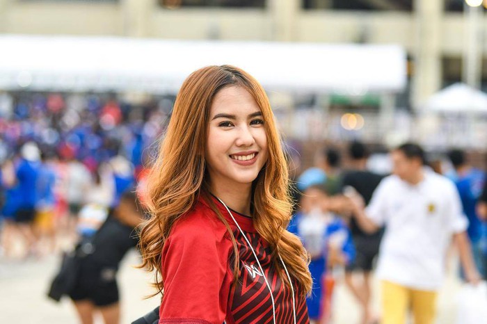Ngẩn ngơ trước nhan sắc của phóng viên đẹp nhất xứ Chùa Vàng, bạn gái tin đồn của anh chàng tiền đạo kém 3 tuổi của U23 Thái Lan - Ảnh 1.