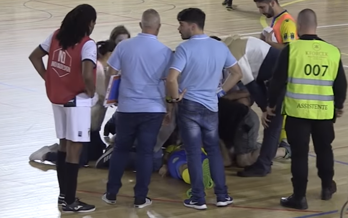 Cầu thủ futsal qua đời sau khi bị đột quỵ trên sân, cầu thủ và các CĐV bật khóc nức nở - Ảnh 1.