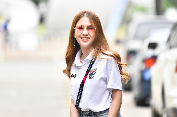 Ngẩn ngơ trước nhan sắc của phóng viên đẹp nhất xứ Chùa Vàng, bạn gái tin đồn của anh chàng tiền đạo kém 3 tuổi của U23 Thái Lan - Ảnh 2.