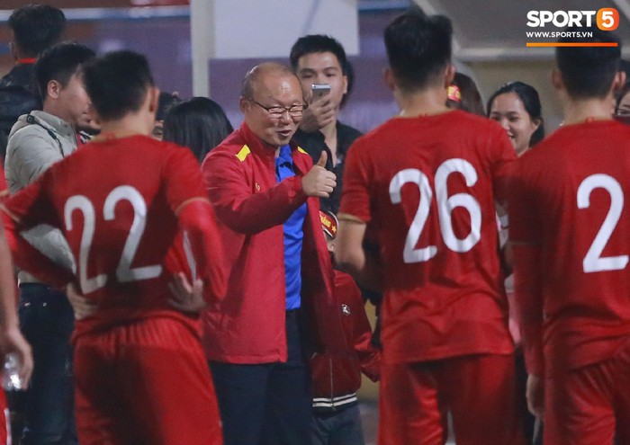 HLV Park Hang-seo nói lời gan ruột: Hãy động viên U23 Việt Nam, các cầu thủ đang rất căng thẳng - Ảnh 3.