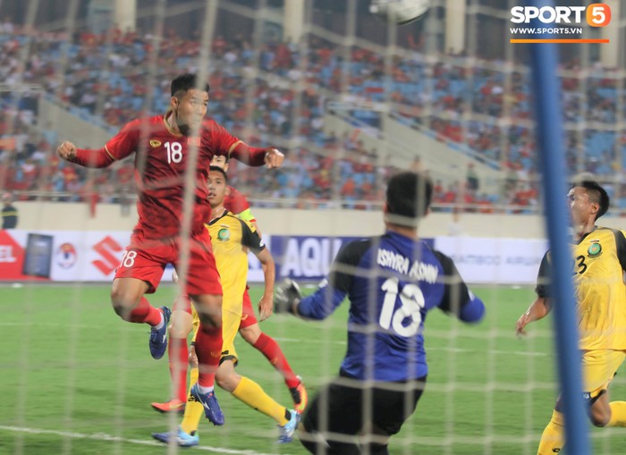 Quang Hải vỗ tay phấn khích vì bàn thắng của Hà Đức Chinh - Ảnh 1.