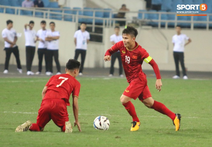Quang Hải vỗ tay phấn khích vì bàn thắng của Hà Đức Chinh - Ảnh 10.