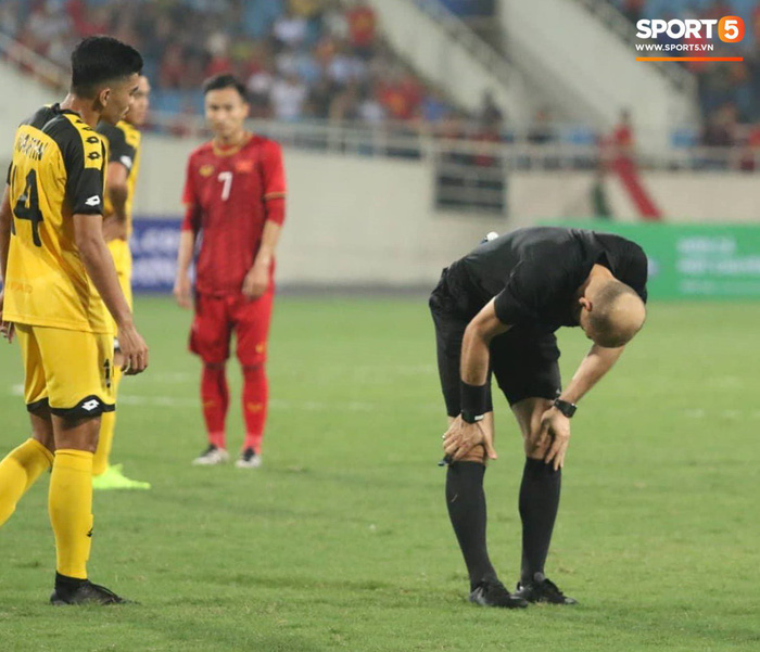Hy hữu: Trọng tài điều khiển trận đấu của U23 Việt Nam suýt phải rời sân vì... chấn thương - Ảnh 2.