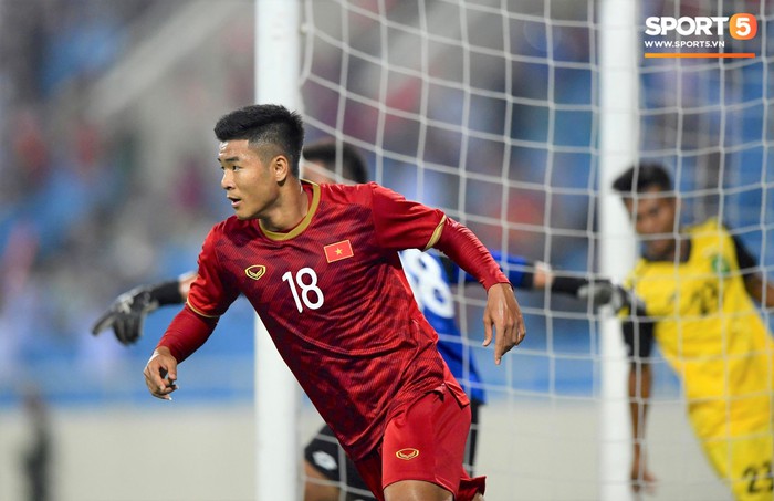 Quang Hải vỗ tay phấn khích vì bàn thắng của Hà Đức Chinh - Ảnh 3.