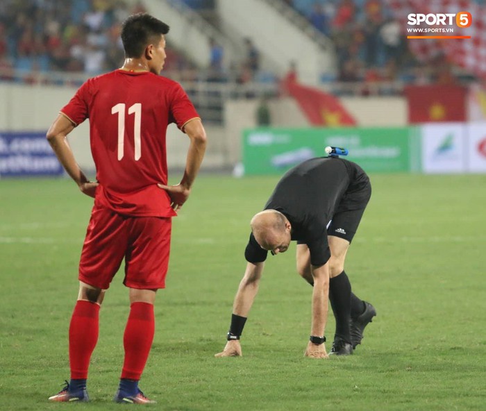 Hy hữu: Trọng tài điều khiển trận đấu của U23 Việt Nam suýt phải rời sân vì... chấn thương - Ảnh 4.