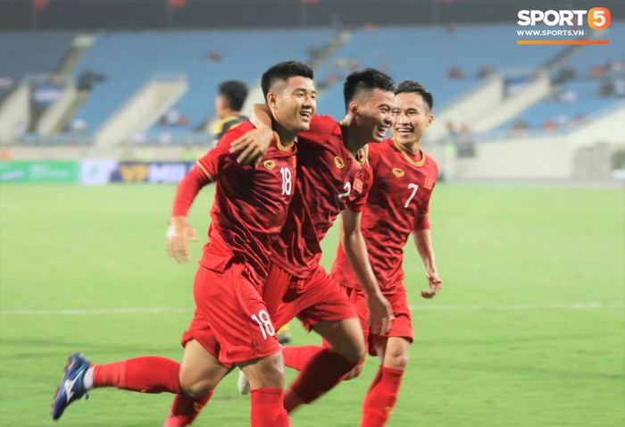 Quang Hải vỗ tay phấn khích vì bàn thắng của Hà Đức Chinh - Ảnh 4.