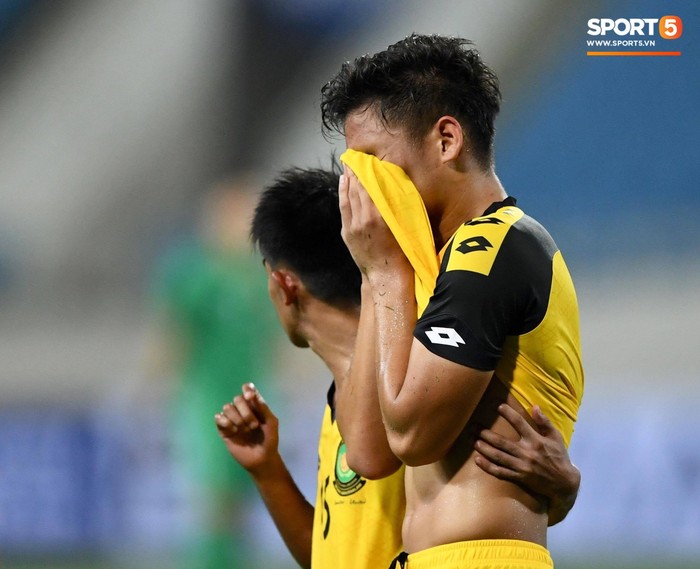 Nhận thẻ đỏ trực tiếp, đối thủ của U23 Việt Nam bật khóc nức nở rời sân - Ảnh 5.