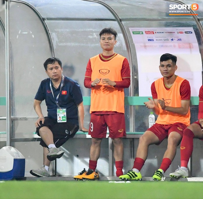 Quang Hải vỗ tay phấn khích vì bàn thắng của Hà Đức Chinh - Ảnh 6.