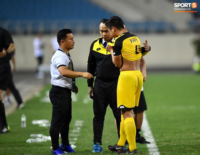 Nhận thẻ đỏ trực tiếp, đối thủ của U23 Việt Nam bật khóc nức nở rời sân - Ảnh 7.