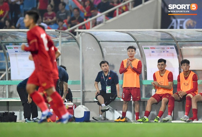 Quang Hải vỗ tay phấn khích vì bàn thắng của Hà Đức Chinh - Ảnh 7.