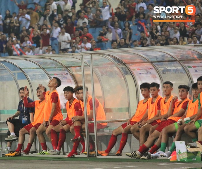 Quang Hải vỗ tay phấn khích vì bàn thắng của Hà Đức Chinh - Ảnh 8.