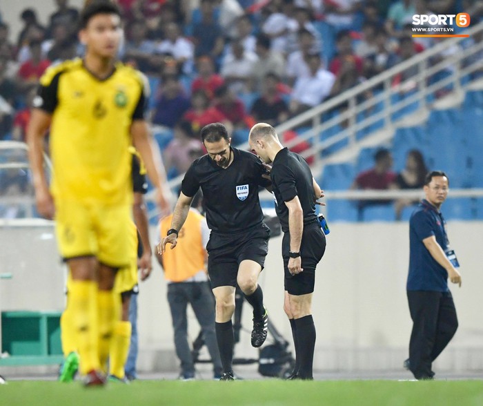 Hy hữu: Trọng tài điều khiển trận đấu của U23 Việt Nam suýt phải rời sân vì... chấn thương - Ảnh 7.