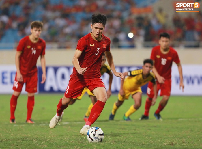 Nhận thẻ đỏ trực tiếp, đối thủ của U23 Việt Nam bật khóc nức nở rời sân - Ảnh 9.
