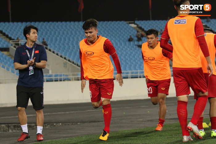 Quang Hải vỗ tay phấn khích vì bàn thắng của Hà Đức Chinh - Ảnh 9.
