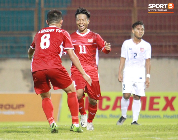 U19 Việt Nam 2-1 U19 Myanmar: Tiểu Công Phượng tỏa sáng - Ảnh 1.