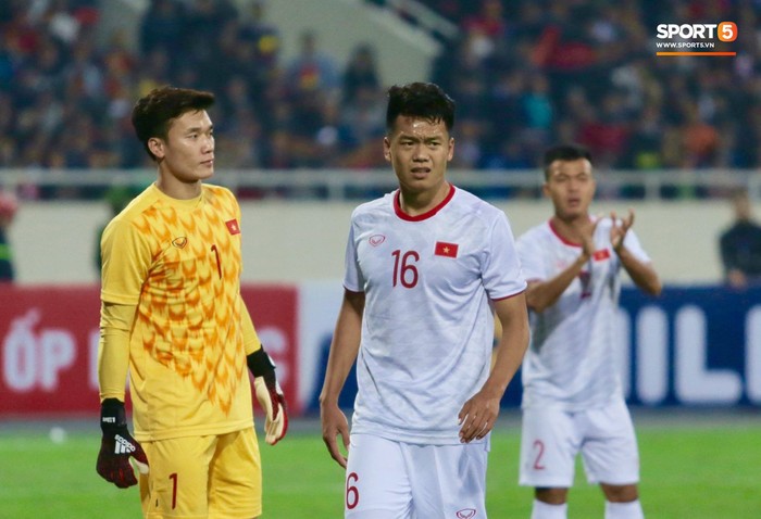 Hậu vệ tuyển Việt Nam khiến hàng triệu người hâm mộ thót tim ở trận gặp U23 Indonesia - Ảnh 1.