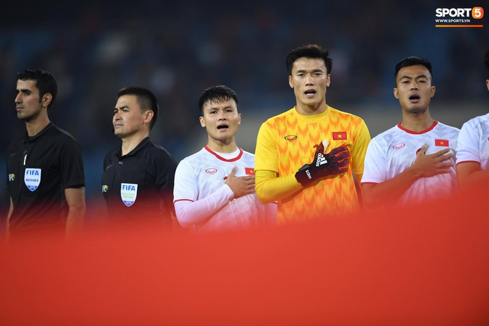 Thủ thành Bùi Tiến Dũng xử lý khó hiểu trong trận đấu với U23 Indonesia - Ảnh 2.
