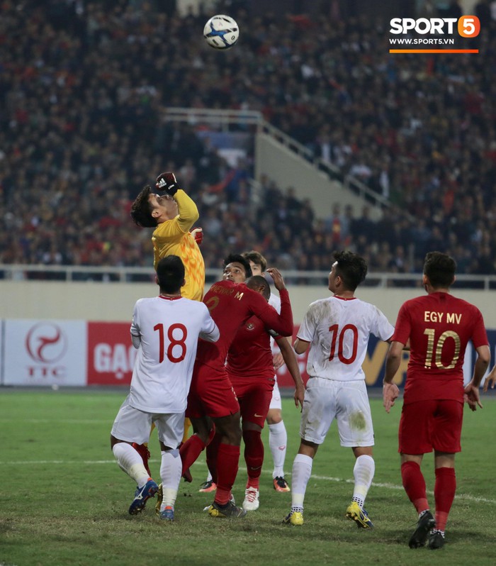Thủ thành Bùi Tiến Dũng xử lý khó hiểu trong trận đấu với U23 Indonesia - Ảnh 13.