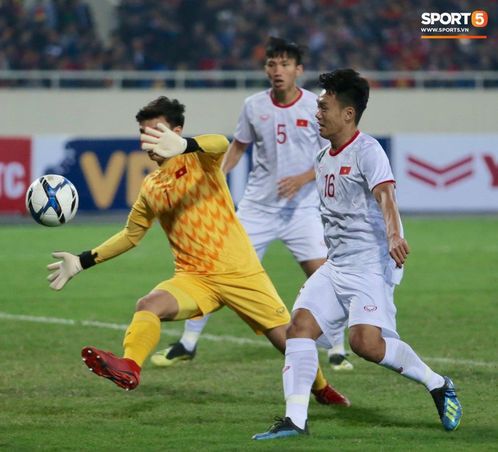 Hậu vệ tuyển Việt Nam khiến hàng triệu người hâm mộ thót tim ở trận gặp U23 Indonesia - Ảnh 2.