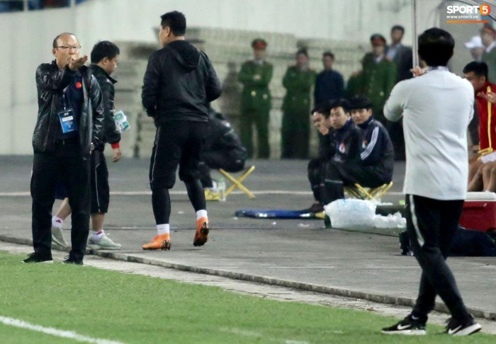 Ông Park Hang-seo phản ứng cực gắt với HLV Indonesia khi học trò bị phạm lỗi - Ảnh 2.