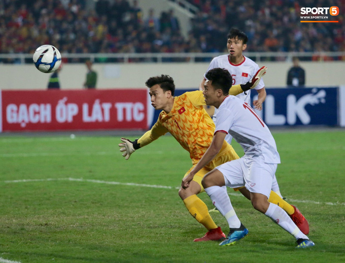 Thủ thành Bùi Tiến Dũng xử lý khó hiểu trong trận đấu với U23 Indonesia - Ảnh 4.