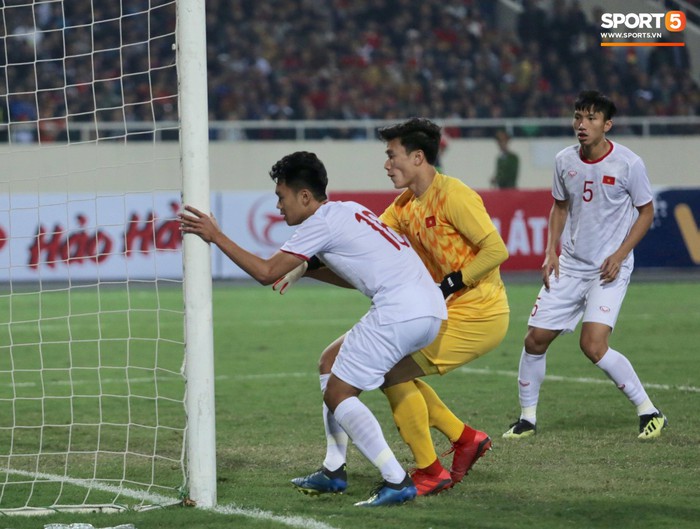 Hậu vệ tuyển Việt Nam khiến hàng triệu người hâm mộ thót tim ở trận gặp U23 Indonesia - Ảnh 5.