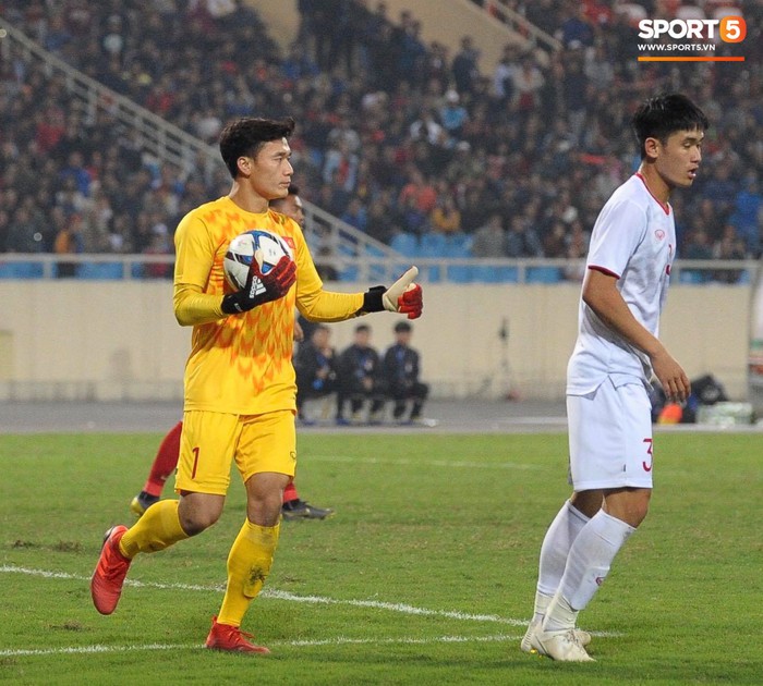 Thủ thành Bùi Tiến Dũng xử lý khó hiểu trong trận đấu với U23 Indonesia - Ảnh 6.