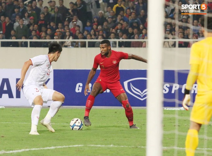 Thủ thành Bùi Tiến Dũng xử lý khó hiểu trong trận đấu với U23 Indonesia - Ảnh 9.