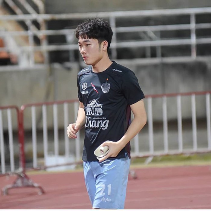 Xuân Trường thể hiện tố chất dancer trong màu áo đội bóng Thái Lan - Ảnh 2.