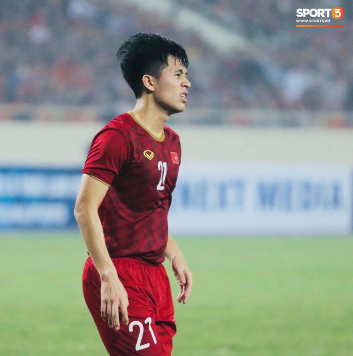 Thầy Park lo phát sốt khi Đình Trọng, Tấn Sinh nhăn nhó vì chấn thương ở trận thắng Thái Lan - Ảnh 1.