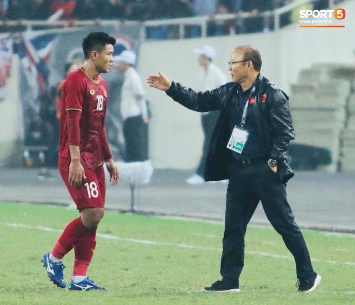 Thầy Park lo phát sốt khi Đình Trọng, Tấn Sinh nhăn nhó vì chấn thương ở trận thắng Thái Lan - Ảnh 8.