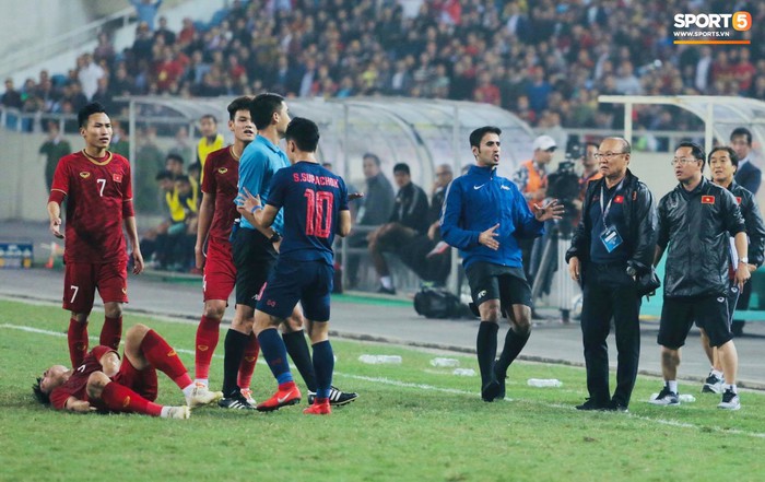 Học trò bị phạm lỗi thô bạo, HLV Park Hang-seo lao ra phản ứng cực gắt với trọng tài - Ảnh 3.
