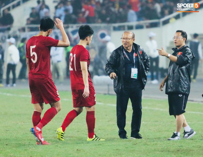 Thầy Park lo phát sốt khi Đình Trọng, Tấn Sinh nhăn nhó vì chấn thương ở trận thắng Thái Lan - Ảnh 3.