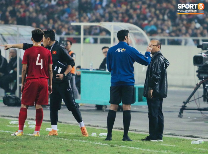 Học trò bị phạm lỗi thô bạo, HLV Park Hang-seo lao ra phản ứng cực gắt với trọng tài - Ảnh 5.