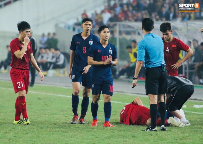 Học trò bị phạm lỗi thô bạo, HLV Park Hang-seo lao ra phản ứng cực gắt với trọng tài - Ảnh 6.