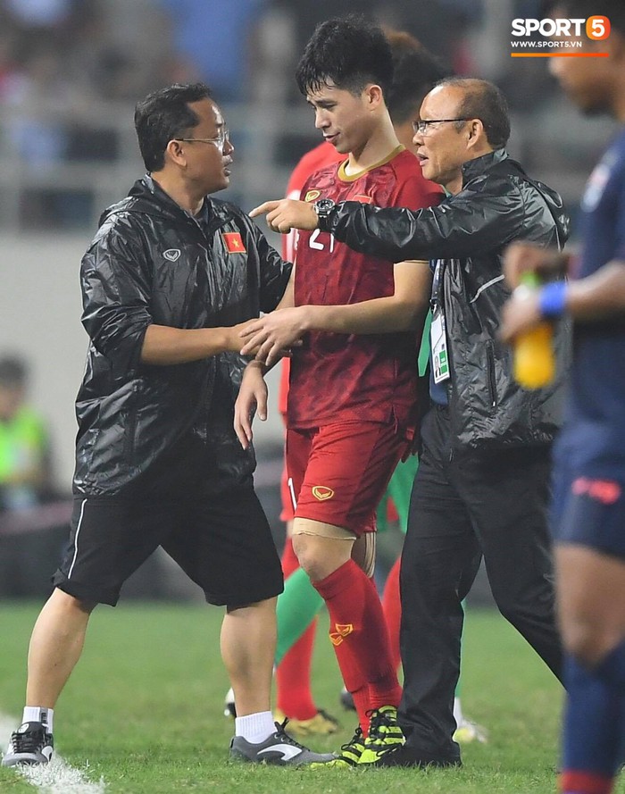Thầy Park lo phát sốt khi Đình Trọng, Tấn Sinh nhăn nhó vì chấn thương ở trận thắng Thái Lan - Ảnh 5.