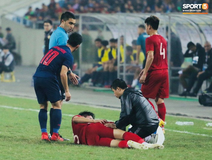 Học trò bị phạm lỗi thô bạo, HLV Park Hang-seo lao ra phản ứng cực gắt với trọng tài - Ảnh 8.