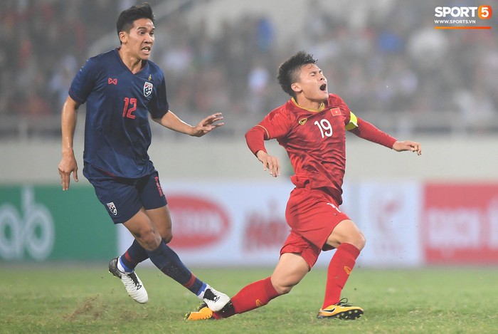 Thầy Park lo phát sốt khi Đình Trọng, Tấn Sinh nhăn nhó vì chấn thương ở trận thắng Thái Lan - Ảnh 7.