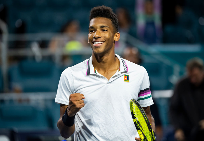 Tay vợt tuổi teen lập kỷ lục, khiến người hâm mộ trầm trồ thán phục tại Miami Open - Ảnh 2.