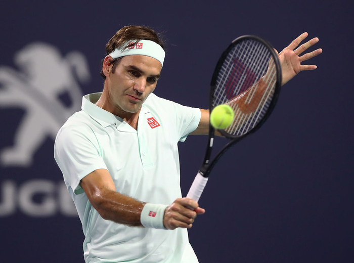 Federer khiến khán giả bật dậy phấn khích sau pha đôi công đánh cầu lông ghi điểm ở tứ kết Miami Open - Ảnh 4.