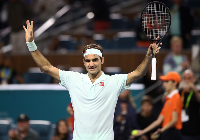 Federer khiến khán giả bật dậy phấn khích sau pha đôi công đánh cầu lông ghi điểm ở tứ kết Miami Open - Ảnh 3.