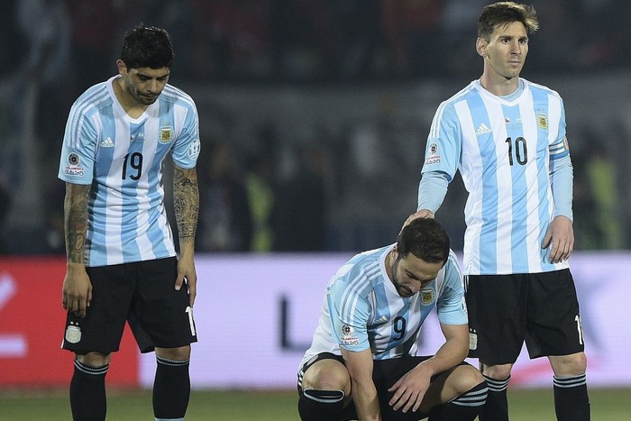 Ngôi sao bị coi là quả tạ khiến Messi không thể giành danh hiệu với Argentina chính thức từ giã đội tuyển - Ảnh 1.