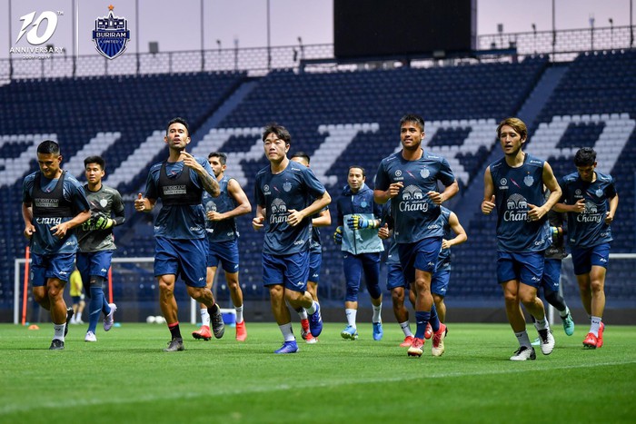 Cầu thủ đánh nguội Đình Trọng bị chủ tịch Buriram United nắm tóc chỉ bảo ngay trên sân tập - Ảnh 3.