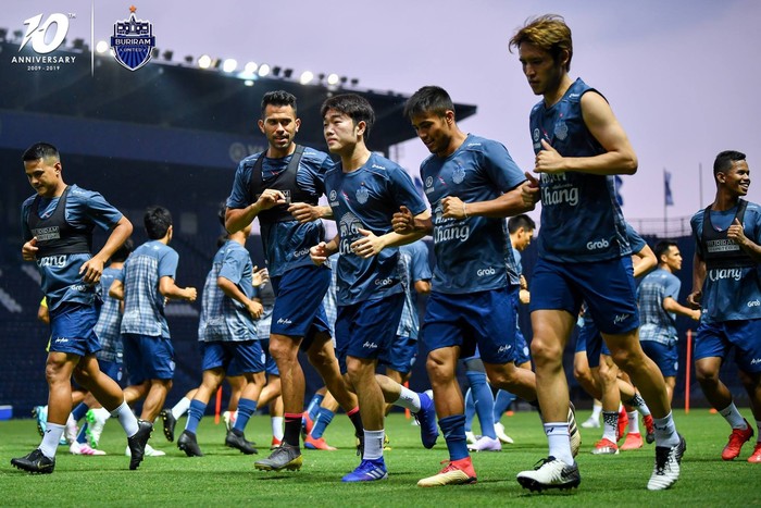 Cầu thủ đánh nguội Đình Trọng bị chủ tịch Buriram United nắm tóc chỉ bảo ngay trên sân tập - Ảnh 4.