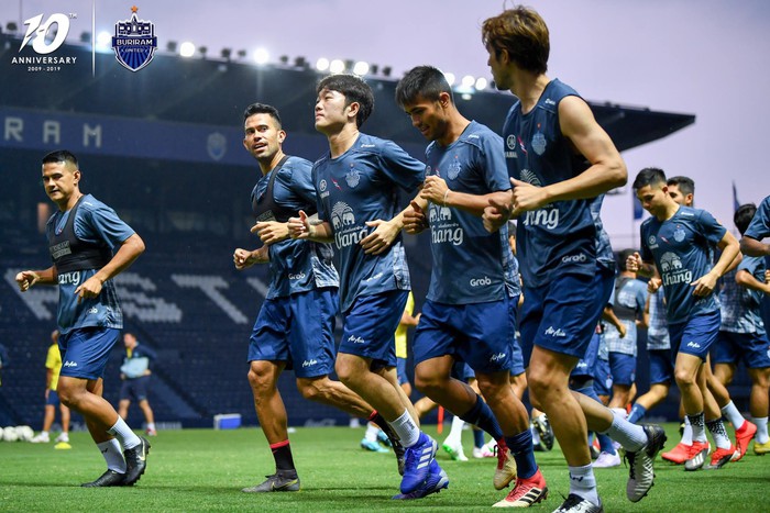 Cầu thủ đánh nguội Đình Trọng bị chủ tịch Buriram United nắm tóc chỉ bảo ngay trên sân tập - Ảnh 5.