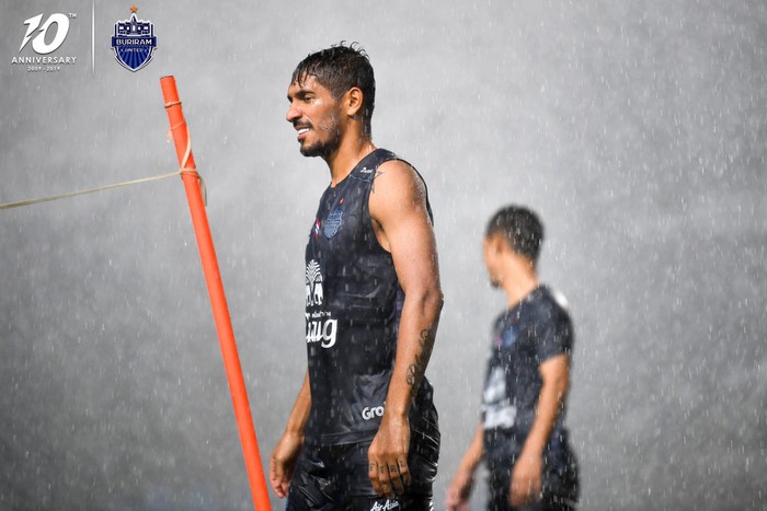 Cầu thủ đánh nguội Đình Trọng bị chủ tịch Buriram United nắm tóc chỉ bảo ngay trên sân tập - Ảnh 6.