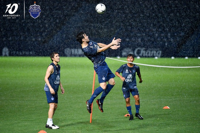 Cầu thủ đánh nguội Đình Trọng bị chủ tịch Buriram United nắm tóc chỉ bảo ngay trên sân tập - Ảnh 7.